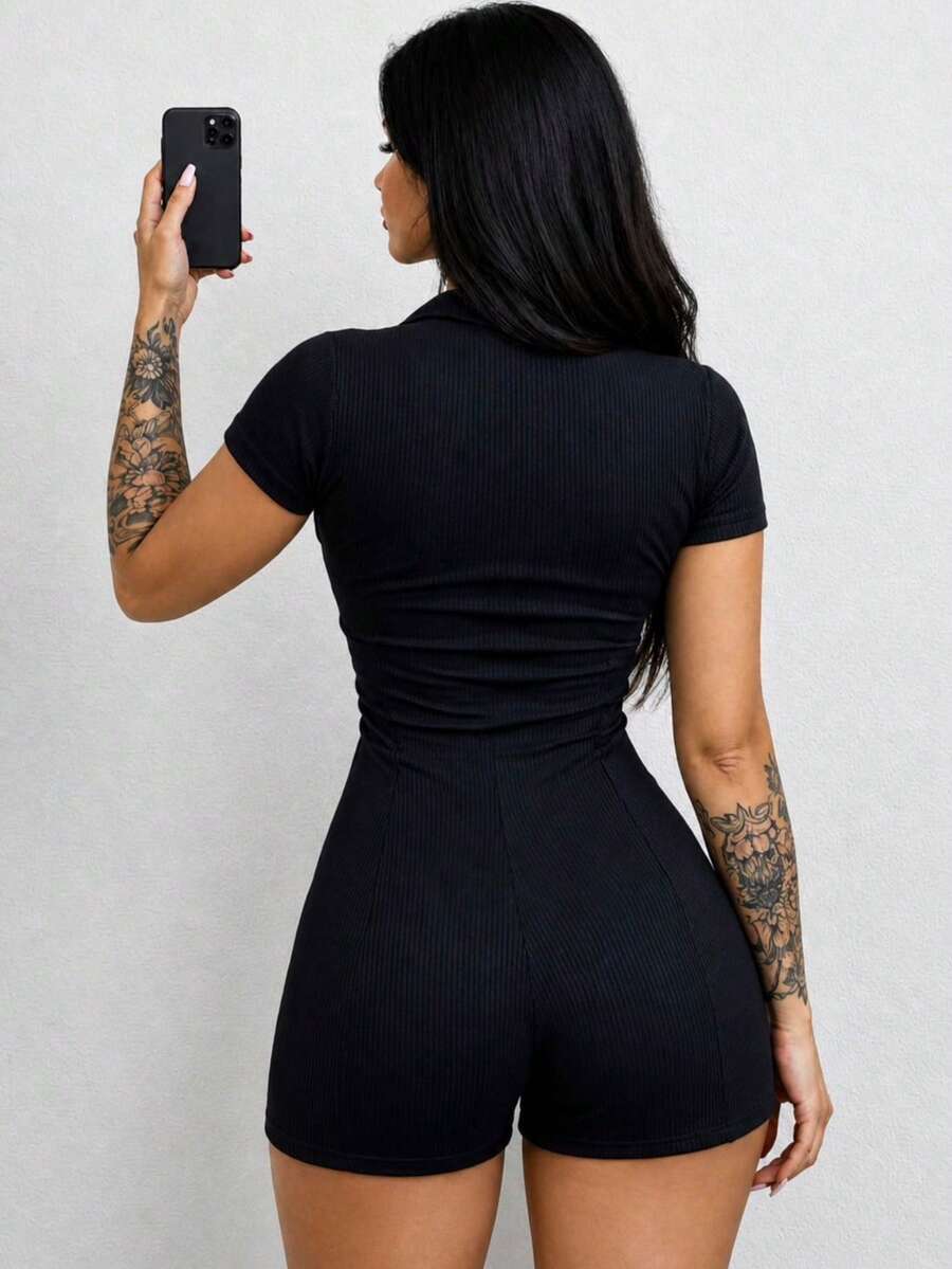 Macaquinho Fitness Canelado Feminino Manga Curta Preto com Shorts Modelador Confortável e Estiloso - Belle Lily