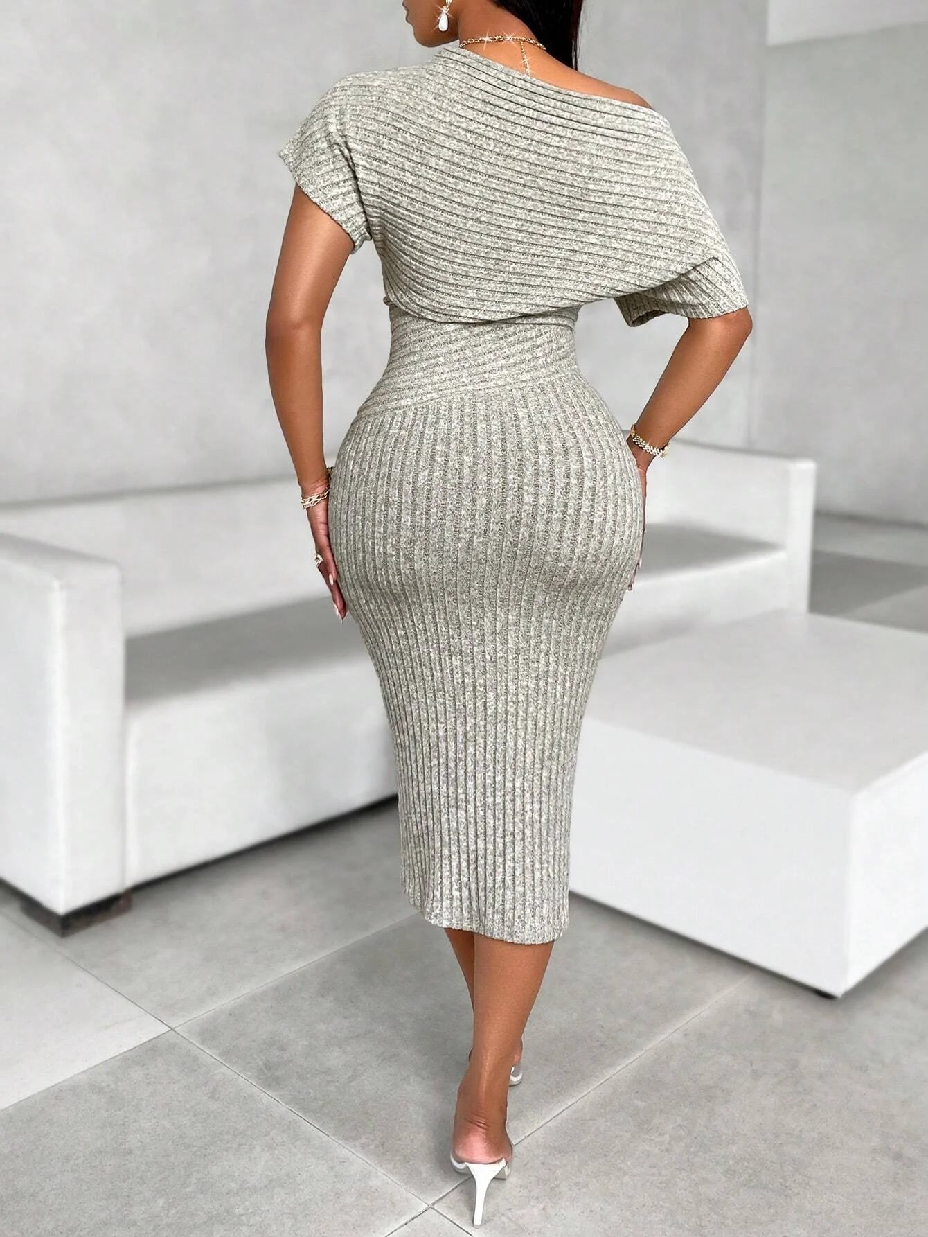 Vestido de Cor Sólida com Ombro Assimétrico - Belle Lily
